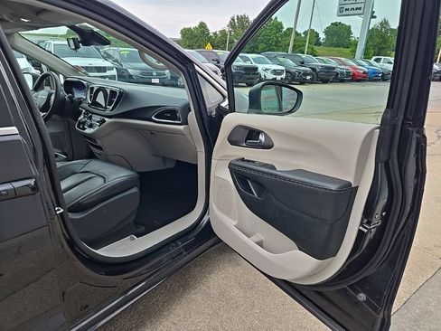 Used 2023 Chrysler Pacifica Touring-L FWD image 68