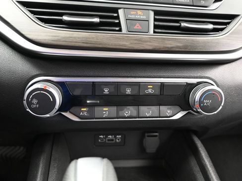 Used 2025 Nissan Altima 2.5 SV FWD image 21