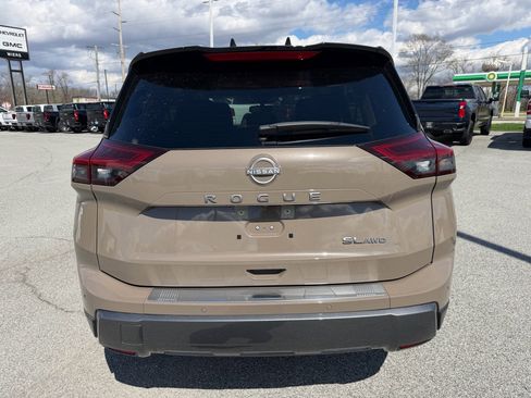 Used 2025 Nissan Rogue SL w/ Tech Package image 5