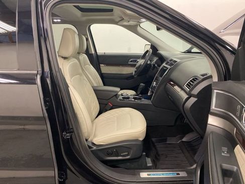 Used 2019 Ford Explorer Platinum image 25