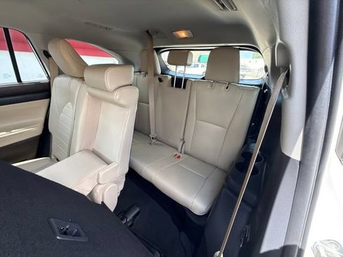 Used 2022 Toyota Highlander XLE FWD image 17