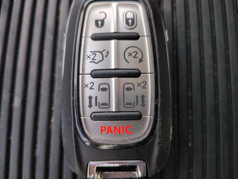 Used 2021 Chrysler Pacifica Touring-L FWD image 29
