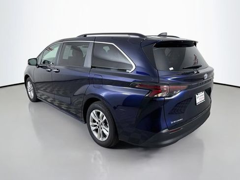 Used 2025 Toyota Sienna XLE w/ XLE Plus Package AWD/4WD image 5