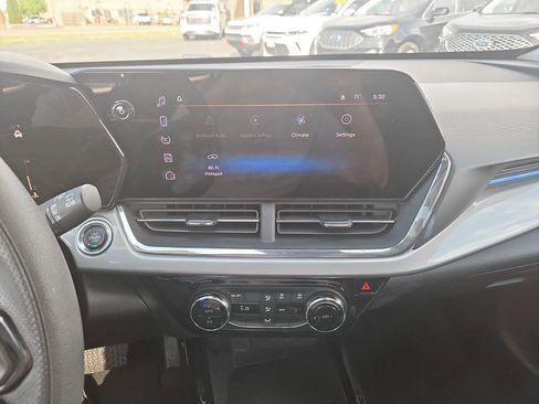 Used 2025 Chevrolet Trax LT FWD image 25