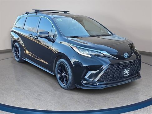 Used 2022 Toyota Sienna XSE image 4