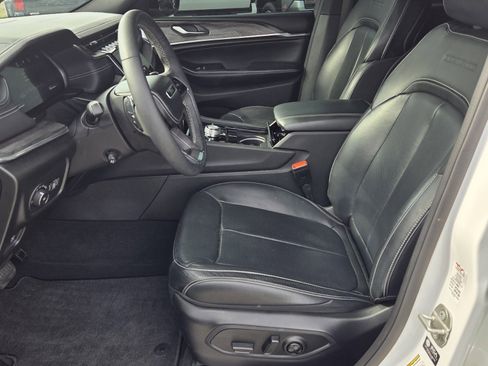 Used 2024 Jeep Grand Cherokee L Overland w/ Trailer Tow Package image 4