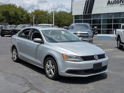 Used 2011 Volkswagen Jetta TDI FWD image 3