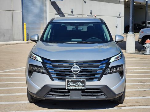 Used 2024 Nissan Rogue SV image 5