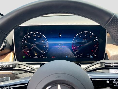 Used 2025 Mercedes-Benz GLC 300 4MATIC image 12