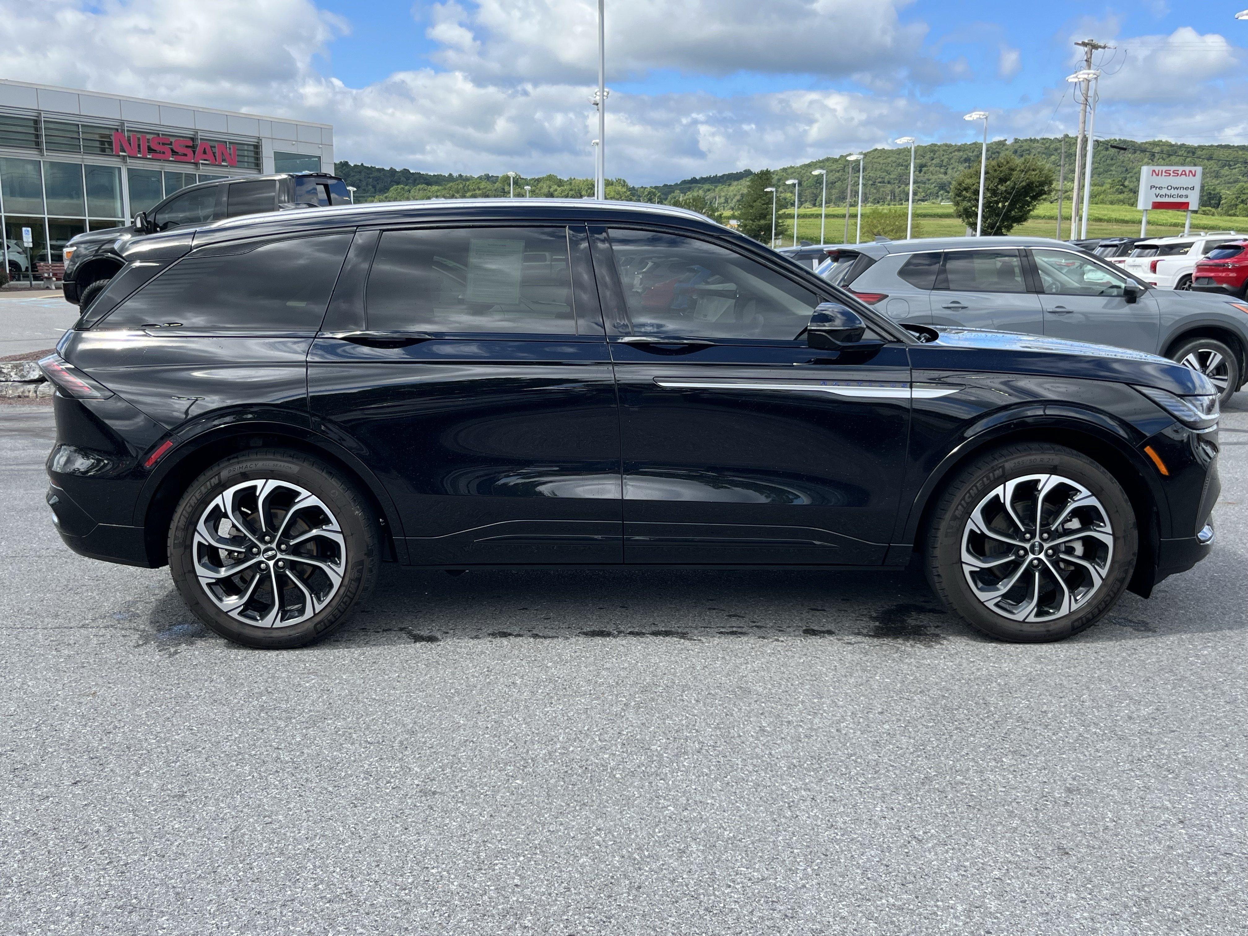Used 2025 Lincoln Nautilus Reserve AWD/4WD image 2
