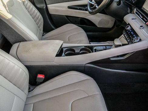 Used 2025 Hyundai Elantra Limited FWD image 18