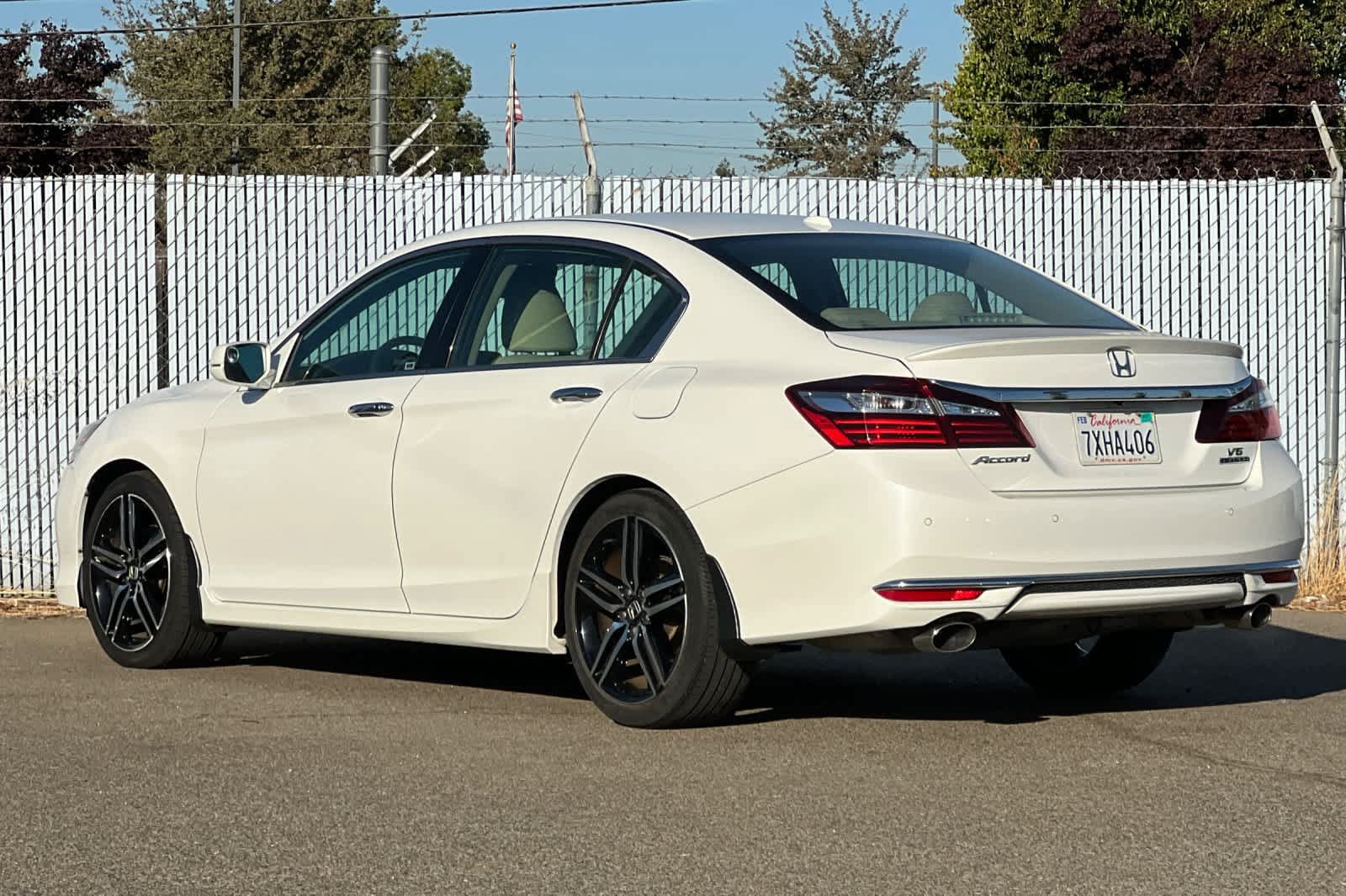 Used 2017 Honda Accord Touring image 5