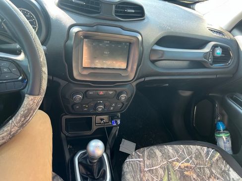 Used 2018 Jeep Renegade Altitude FWD image 8