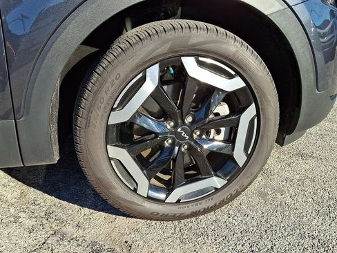 Used 2024 Kia Telluride EX w/ EX Captain's Chair Package image 9