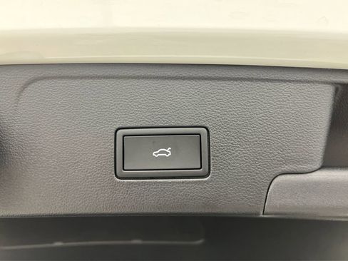 Used 2025 Volkswagen Atlas Cross Sport SE w/ Panoramic Sunroof Package image 16