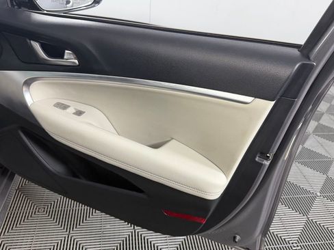 Used 2025 Genesis G70 2.5T image 32