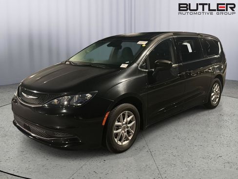 Used 2023 Chrysler Voyager LX FWD image 2
