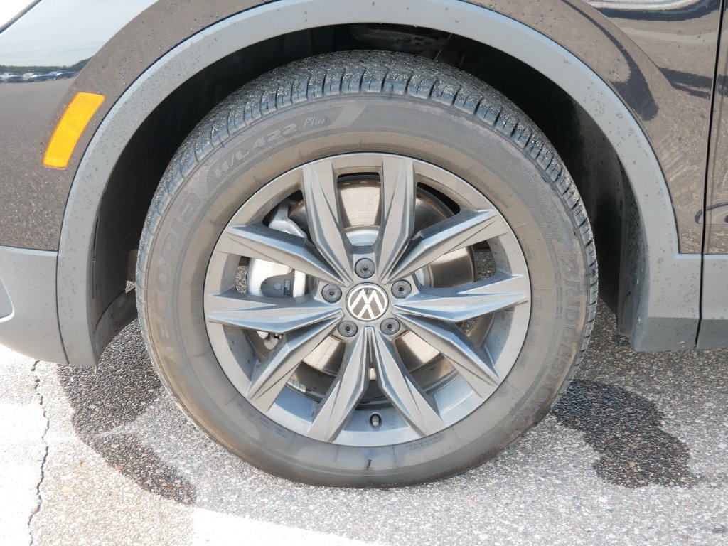 Used 2024 Volkswagen Tiguan SE w/ Panoramic Sunroof Package AWD/4WD image 9