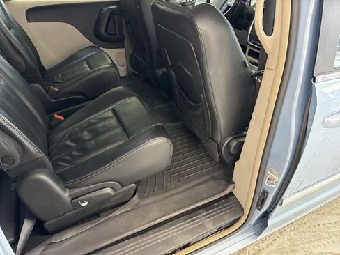 Used 2013 Chrysler Town & Country Touring image 26