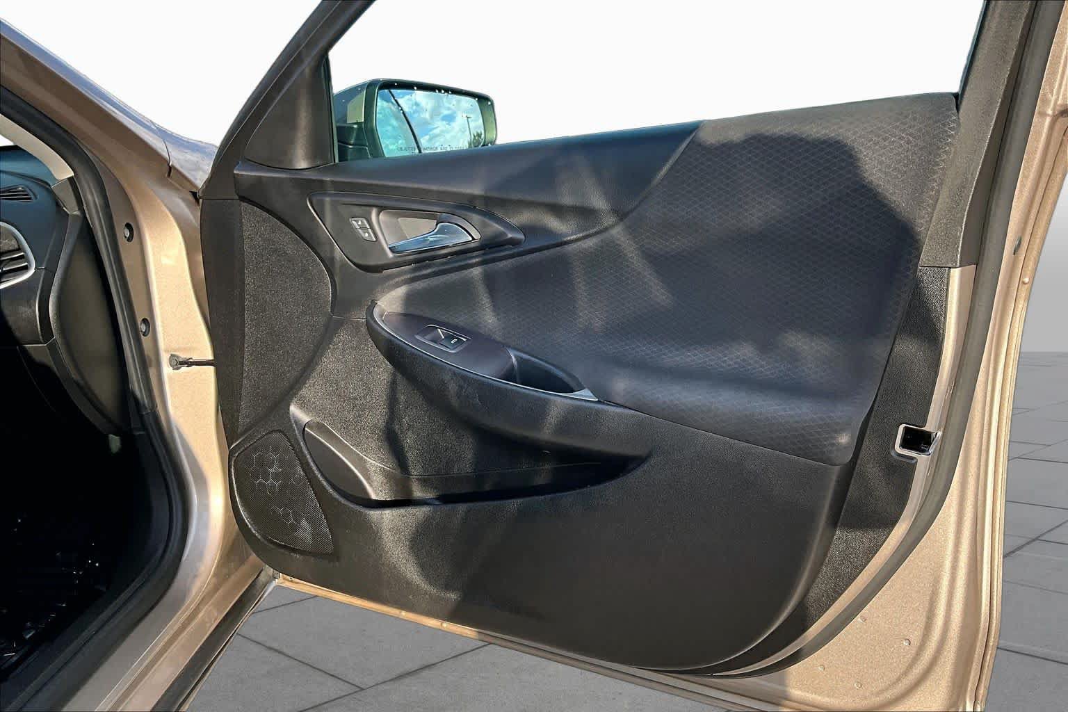 Used 2022 Chevrolet Malibu LT FWD image 23