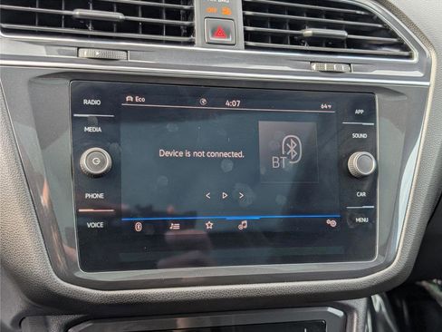 Used 2023 Volkswagen Tiguan SE w/ Panoramic Sunroof Package image 28