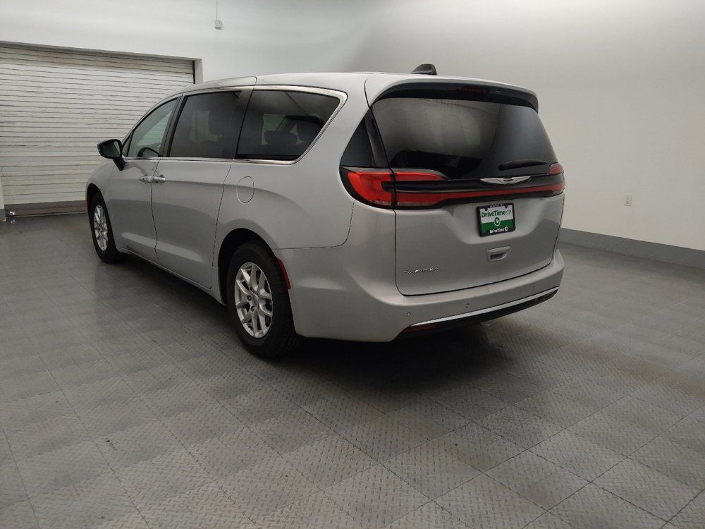 Used 2024 Chrysler Pacifica Touring-L FWD image 5