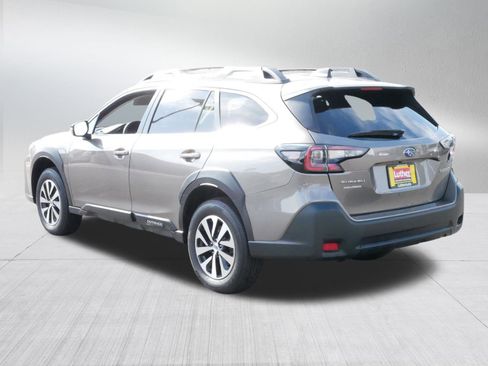 Used 2023 Subaru Outback Premium image 5