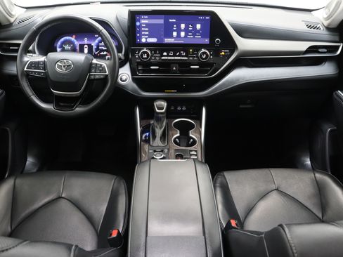 Used 2024 Toyota Highlander Limited image 31