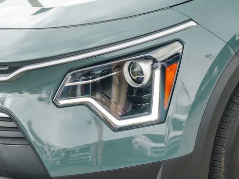 Certified 2025 Kia Niro EX FWD image 8