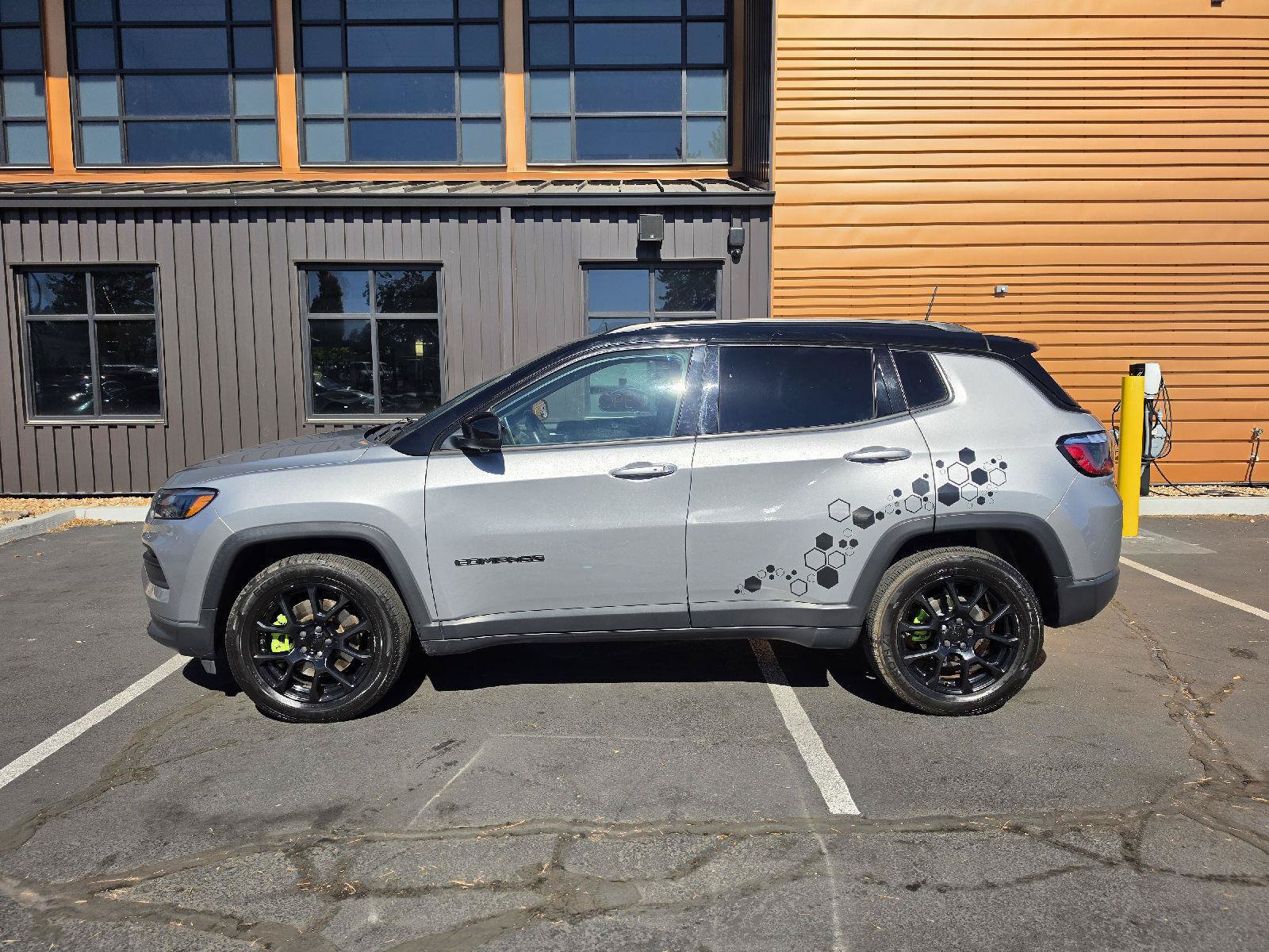 Used 2023 Jeep Compass Latitude w/ Convenience Group AWD/4WD image 2