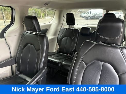 Used 2023 Chrysler Pacifica Touring-L image 19