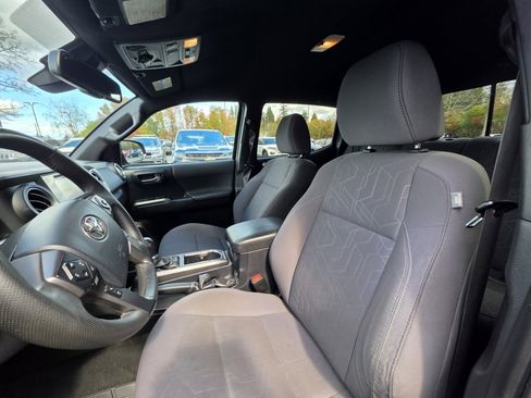 Used 2019 Toyota Tacoma TRD Off-Road AWD/4WD image 16