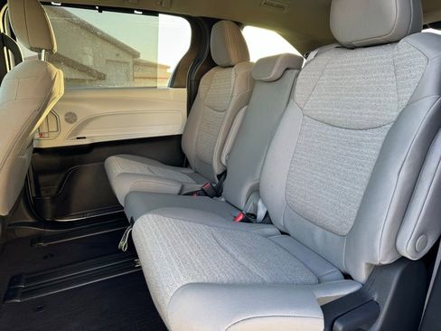 Used 2025 Toyota Sienna LE AWD/4WD image 5