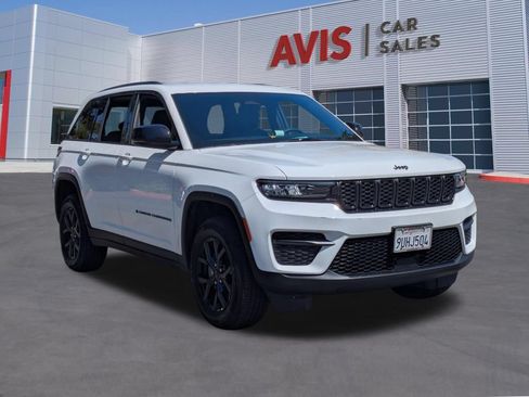 Used 2025 Jeep Grand Cherokee Altitude AWD/4WD image 3