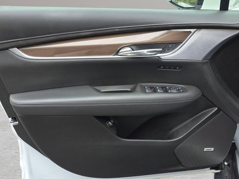 Certified 2024 Cadillac XT6 Sport w/ LPO, ONYX Package image 10