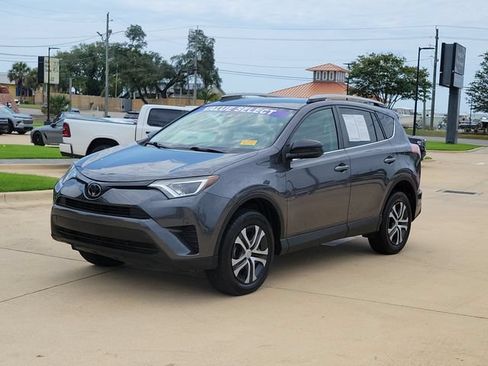 Used 2018 Toyota RAV4 LE FWD image 1