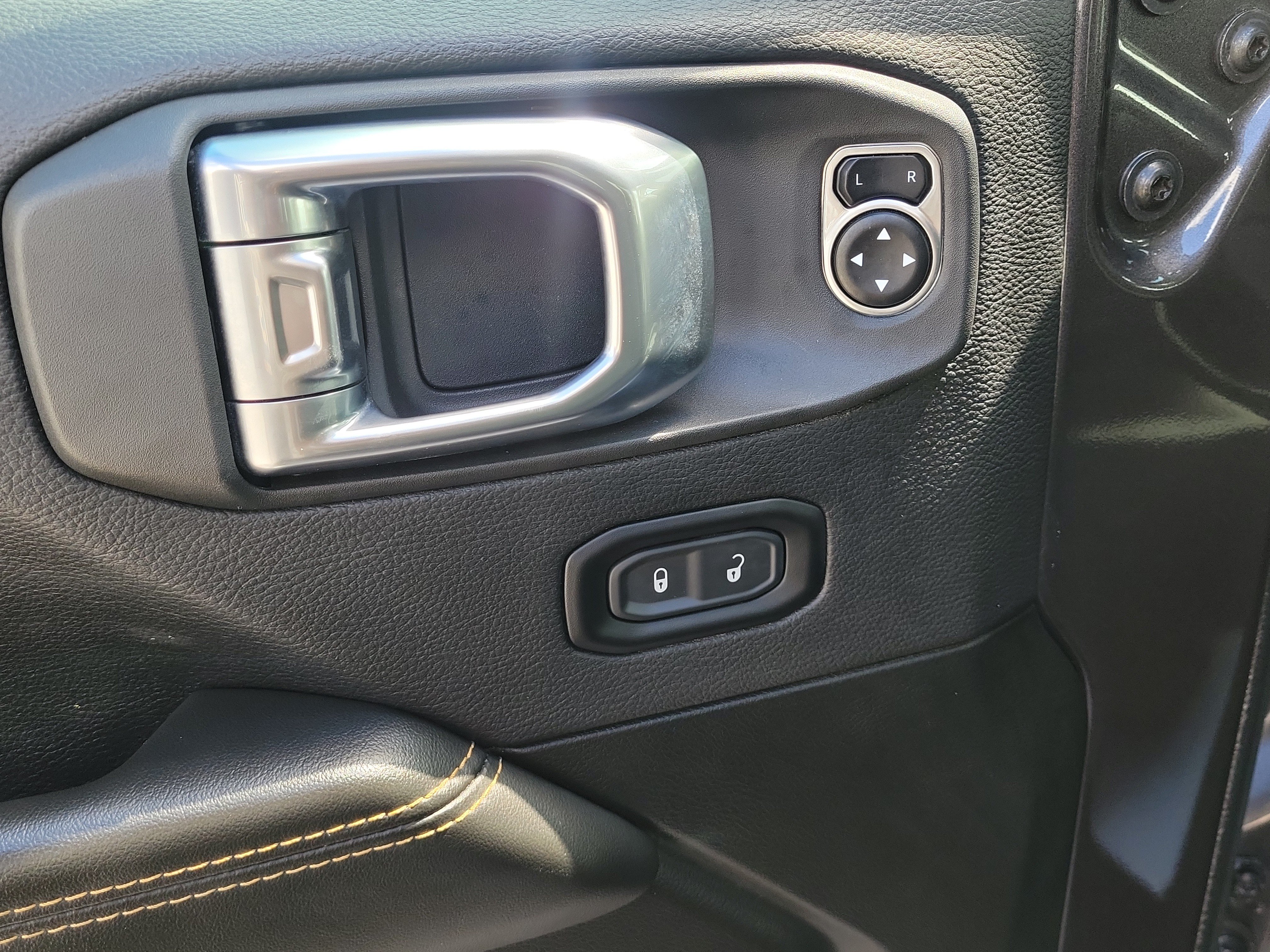 Used 2025 Jeep Wrangler Unlimited Sahara AWD/4WD image 12