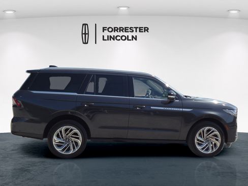 Used 2025 Lincoln Navigator Reserve AWD/4WD image 2