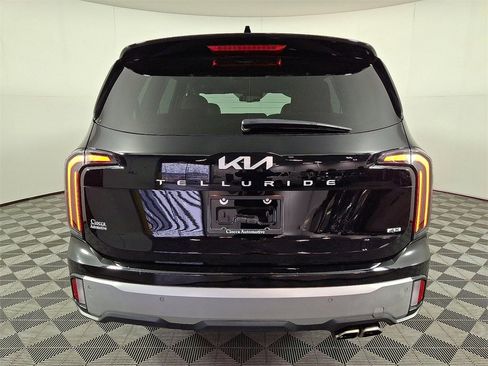 Used 2023 Kia Telluride EX w/ EX Captain's Chair Package image 9