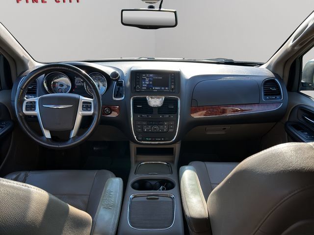 Used 2015 Chrysler Town & Country Touring-L w/ Driver Convenience Group FWD image 18