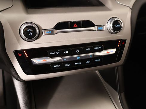 Used 2023 Ford Explorer XLT image 7