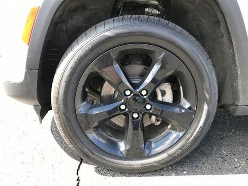 Used 2023 Jeep Grand Cherokee Altitude AWD/4WD image 21