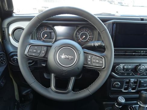 Used 2025 Jeep Gladiator Sport AWD/4WD image 12
