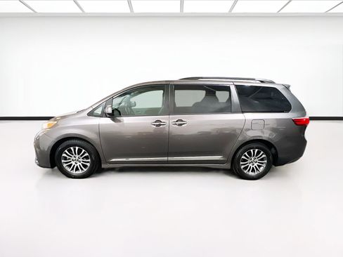 Used 2019 Toyota Sienna XLE w/ XLE Navigation Package FWD image 23