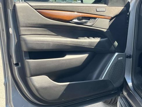 Used 2020 Cadillac Escalade Luxury w/ Escalade Sport Edition AWD/4WD image 15