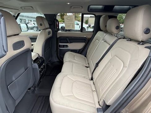 Used 2020 Land Rover Defender 110 First Edition image 12
