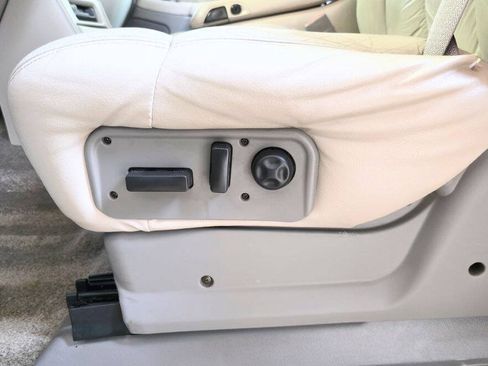 Used 2002 Chevrolet Suburban LT RWD image 13