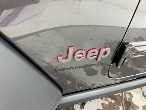 Used 2025 Jeep Wrangler Unlimited Rubicon w/ Convenience Group AWD/4WD image 26
