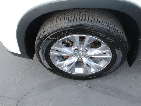 Used 2015 Toyota Highlander Plus AWD/4WD image 11