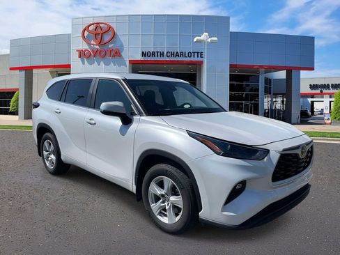 Used 2024 Toyota Highlander LE image 1